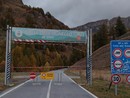 Sbarre giù alla "vecchia dogana" con i cartelli stradali che annunciano la chiusura definitiva della strada del Colle dell'Agnello fino alla primavera del 2026 Sbarre giù alla "vecchia dogana" con i cartelli stradali che annunciano la chiusura definitiva della strada del Colle dell'Agnello fino alla primavera del 2026