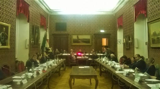Cuneo, nuovo membro dell’ufficio “Stampa” comunale: in consiglio si torna a discutere delle figure “particolari” nominate dal sindaco