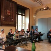 Alba, il Consiglio saluta Rosanna Martini e accoglie Vito Apicella: il passaggio di consegne in aula Alba, il Consiglio saluta Rosanna Martini e accoglie Vito Apicella: il passaggio di consegne in aula