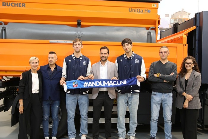 Il direttore generale Davide Bima e i giocatori Nicolò Volpe ed Emanuele Barberio allo stabilimento Bucher. Foto di Valerio Giraudo