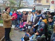 La presidente del Consorzio, Debora Garino, spiega ai bambini il percorso produttivo dell'Aglio di Caraglio