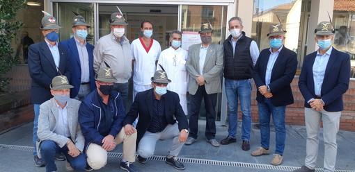 I militari del Comitato Artiglieri Aosta consegnano l'importo della raccolta fondi in ricordo di Manuela Bertolini, all'Officina delle Idee per l'Ospedale di Saluzzo