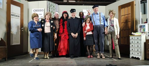 Il cast della Compagnia “J’Amis del Teatro” di Carmagnola in “Merceria tôte Pautasse: boton, liasse... e lengàsse!”