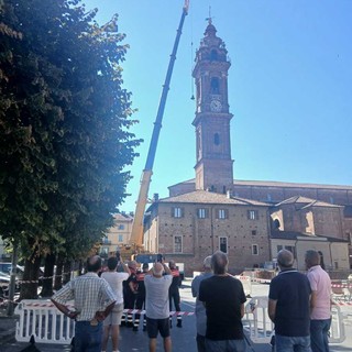 Saluzzo, operazione di rimozione delle 4 campane del Duomo Saluzzo, operazione di rimozione delle 4 campane del Duomo