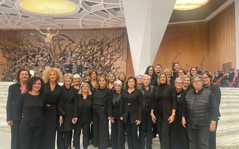 Il coro "Milanollo" di Savigliano, diretto da Natascia Chiarlo, dopo un concerto in sala Paolo VI in Vaticano