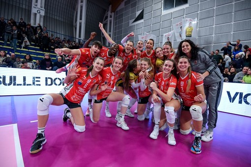 La gioia delle ragazze di Cuneo dopo la vittoria di Villafranca Piemonte contro Pinerolo (Foto: Danilo Ninotto)