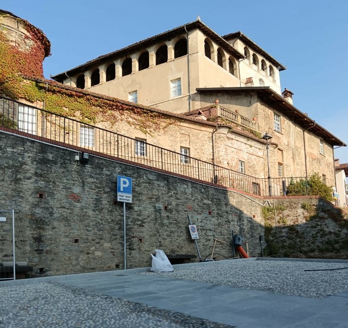 Nuovo volto per la piazzetta della chiesa parrocchiale: pietra e acciottolato nel cuore storico di Costigliole Saluzzo Nuovo volto per la piazzetta della chiesa parrocchiale: pietra e acciottolato nel cuore storico di Costigliole Saluzzo