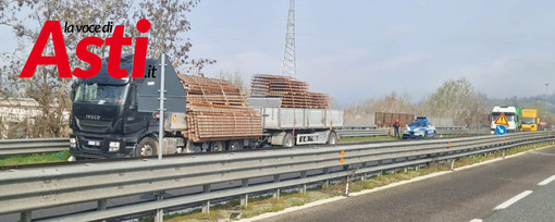 Disagi sulla tangenziale di Asti per un camion che ha perso il carico