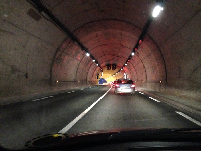 Tunnel di Tenda, due ore di attesa e proteste da entrambi i versanti: il caos alla vigilia del vertice Italia-Francia
