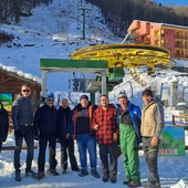 Il sindaco Fabrizio Re, con gli addetti ai lavori, questa mattina alla partenza della seggiovia "Monviso" dopo la riapertura