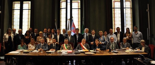 Consiglieri e assessori posano insieme al nuovo sindaco di Alba, Carlo Bo, per la foto di rito all'insediamento
