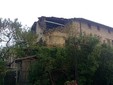 Il tetto della casa crollata davanti all'alloggio in cui erano ospitati i due tecnici del comune