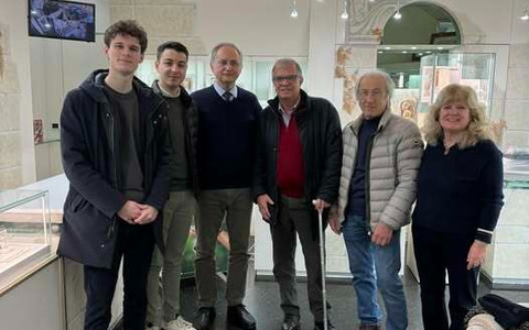 Alcuni consiglieri di minoranza con il gioielliere Mario Ruggero e sua moglie Mariangela Sandrone