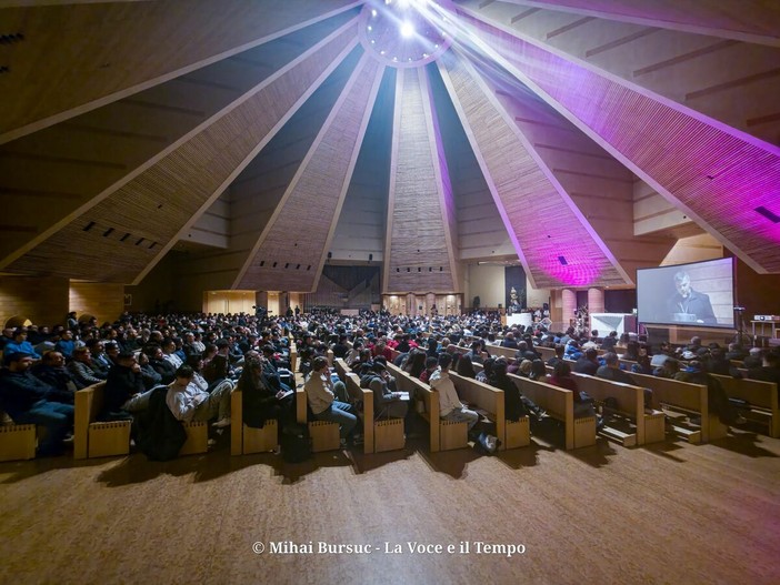 Catechesi per i giovani al Santo Volto di Torino (foto di Mihai Bursuc) Catechesi per i giovani al Santo Volto di Torino (foto di Mihai Bursuc)