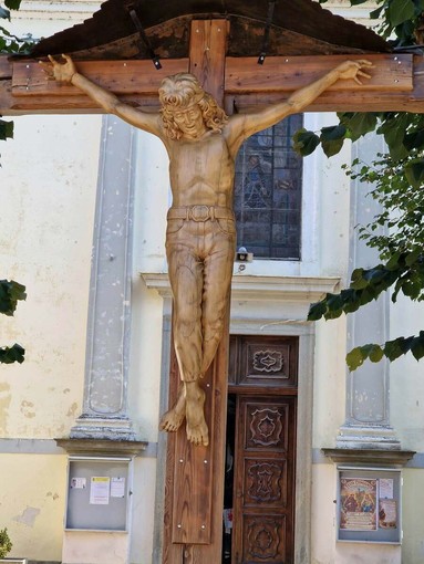 Racconigi, il "Cristo con i jeans" torna davanti ai Cappuccini Racconigi, il "Cristo con i jeans" torna davanti ai Cappuccini