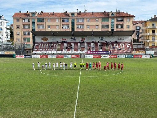 Le due squadre a centro campo Le due squadre a centro campo