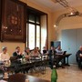 Alba, il Consiglio saluta Rosanna Martini e accoglie Vito Apicella: il passaggio di consegne in aula