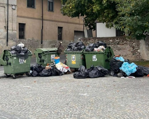I cassonetti colmi I cassonetti colmi