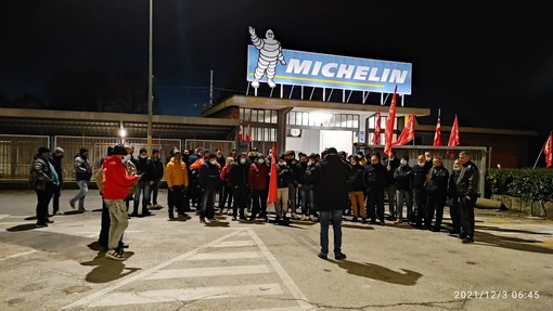 Il presidio di fronte ai cancelli della Michelin di Cuneo