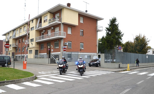 La caserma che ospita la Compagnia Carabinieri di Alba (archivio)