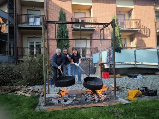 “Mestieri di ieri, mani di oggi”: a Crava la castagnata che fa da ponte tra le generazioni “Mestieri di ieri, mani di oggi”: a Crava la castagnata che fa da ponte tra le generazioni