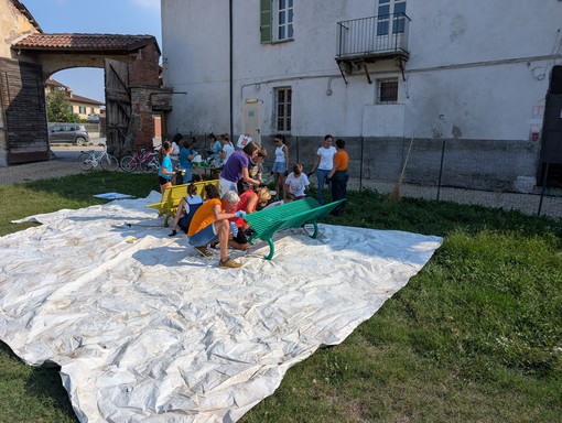 Grandi e bambine colorano le panchine per sensibilizzare contro le malattie rare