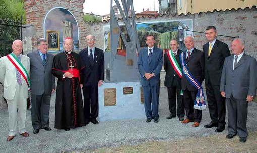 Il cardinal Andrea Cordero Lanza di Montezemolo nel giardino di Mondovì Piazza, per inaugurare il memoriale per il padre