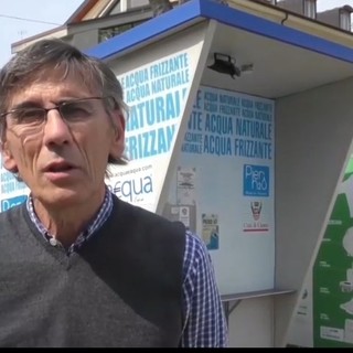 In foto il consigliere comunale di Cuneo Mia Claudio Bongiovanni nei pressi di un erogatore dell'acqua