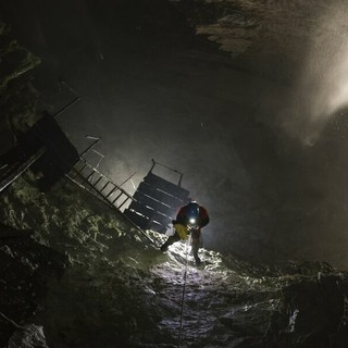Quel che rimane delle "Scale Perotti" costruite nel 1906 nella Grotta del Rio martino di Crissolo