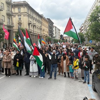 A Cuneo più di un migliaio in corteo per la Palestina: “Stop al genocidio, la pace è l’unica via” [FOTO E VIDEO]