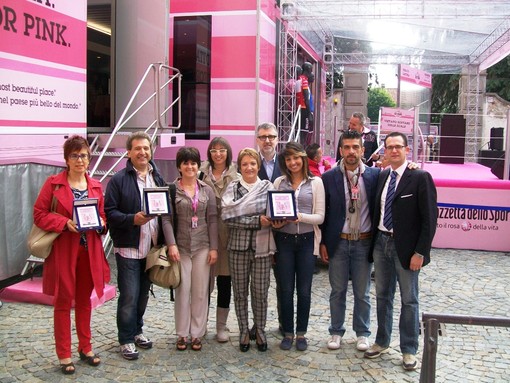 Cherasco, i premiati per le "vetrine in rosa" Cherasco, i premiati per le "vetrine in rosa"