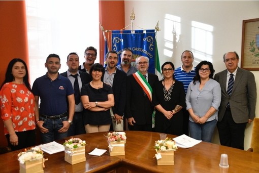 Il rinnovato Consiglio comunale col sindaco Porro (foto Paolo Destefanis)