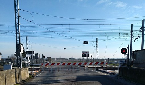 Il passaggio a livello di Cavallermaggiore con i cavi dell'alta tensione divelti