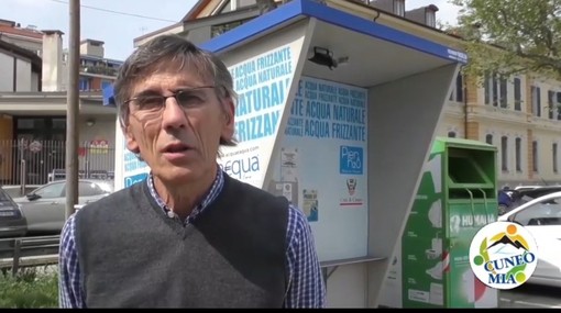 In foto il consigliere comunale di Cuneo Mia Claudio Bongiovanni nei pressi di un erogatore dell'acqua