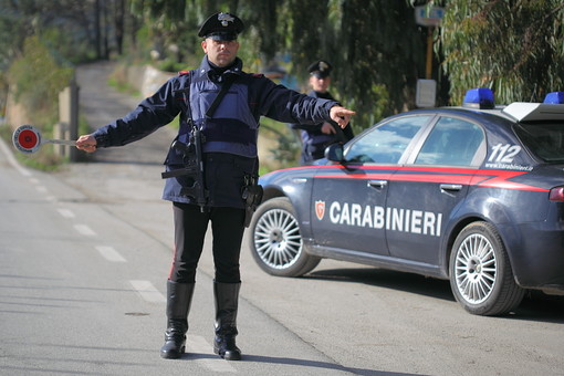 Tre patenti ritirate, un veicolo sequestrato e un conducente denunciato: alta l'attenzione dei Carabinieri di Alba nel weekend