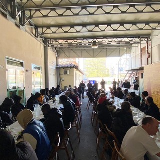 Il pranzo di Pasqua alla mensa della Caritas dove Elia Del Grande ha servito come volontario