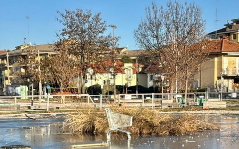 Il carrello della spesa sul laghetto ghiacciato del Parco Parri