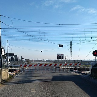 Il passaggio a livello di Cavallermaggiore con i cavi dell'alta tensione divelti