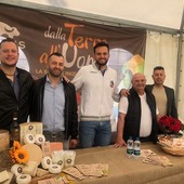 Lorenzo Codarin con i dirigenti di Cuneo Volley ed i titolari del caseificio Moris