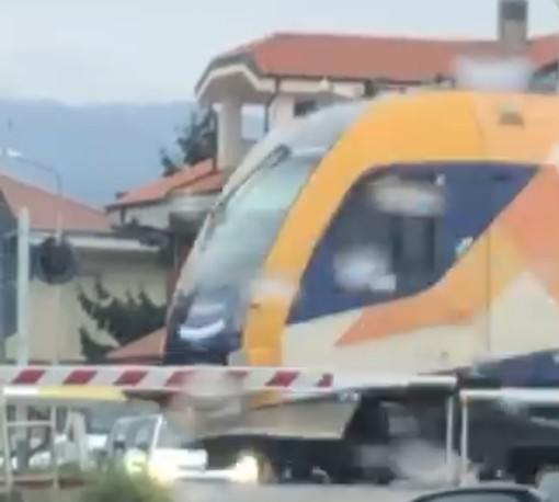 Costigliole Saluzzo, sbarre del passaggio a livello rotte: traffico bloccato in via Savigliano Costigliole Saluzzo, sbarre del passaggio a livello rotte: traffico bloccato in via Savigliano