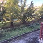 L'area segnalata dal lettore, sullo sfondo, oltre la recinzione L'area segnalata dal lettore, sullo sfondo, oltre la recinzione