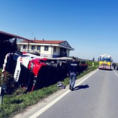 Il mezzo ribaltato sulla SS20 nei pressi di Centallo