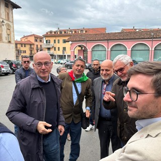 Teatro Vacchetti di Carrù esaurito per Aldo Cazzullo: in prima fila anche il sindaco di Alba Gatto