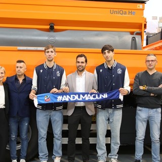 Il direttore generale Davide Bima e i giocatori Nicolò Volpe ed Emanuele Barberio allo stabilimento Bucher. Foto di Valerio Giraudo