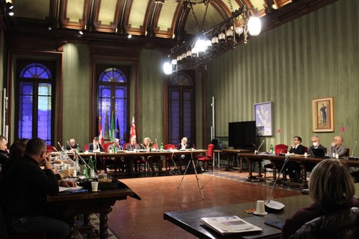 Una passata seduta del Consiglio comunale albese: salterà quella prevista da calendario per il 31 marzo