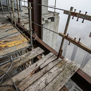 Cadute da Altezze Elevate: Le Negligenze nella Manutenzione Costano Vite