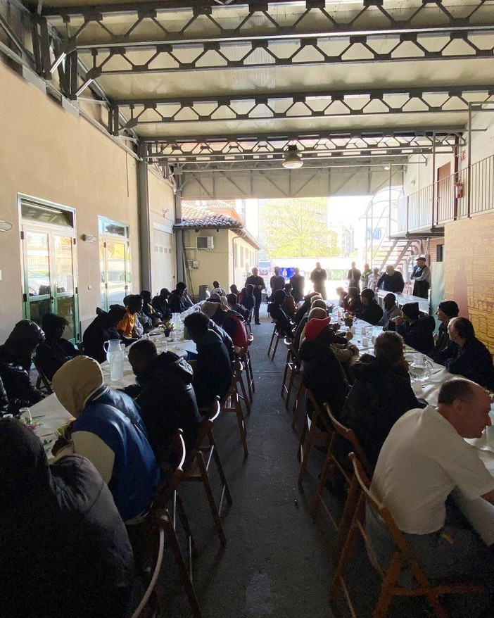 Il pranzo di Pasqua alla mensa della Caritas dove Elia Del Grande ha servito come volontario Il pranzo di Pasqua alla mensa della Caritas dove Elia Del Grande ha servito come volontario