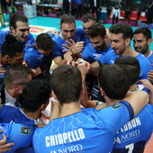 L'esultanza del gruppo dopo il punto finale: Cuneo ha battuto Lagonegro 3-2 (Fotoservizio di Valerio Giraudo)