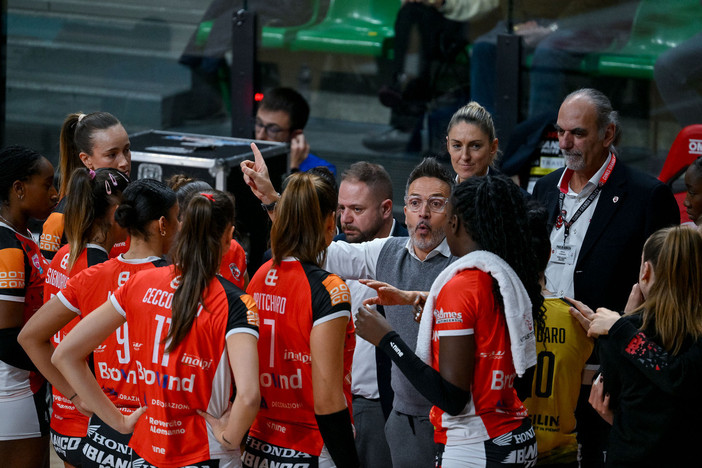 Coach Salvagni e le Gatte della Honda Cuneo Granda Volley (Foto di Danilo Ninotto) Coach Salvagni e le Gatte della Honda Cuneo Granda Volley (Foto di Danilo Ninotto)