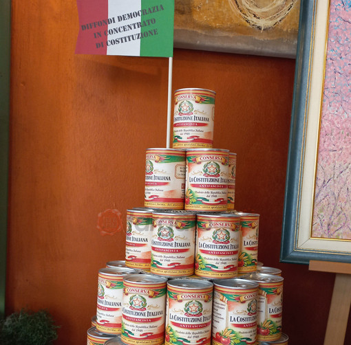 La “conserva antifascista” arriva in libreria a Borgo San Dalmazzo per diffondere democrazia con la Costituzione in versione pop La “conserva antifascista” arriva in libreria a Borgo San Dalmazzo per diffondere democrazia con la Costituzione in versione pop